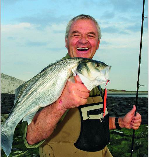 Horst Hennings , hier mit schönem Wolfsbarsch, unterhält sie in seinen Vorträgen auf der Faszination Angeln. Versprochen! Foto Kutter und Küste
