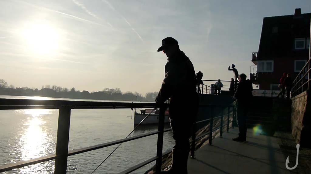 Raubfischangeln im Winter: Jede freie Stelle, die nicht von treibenden Eisschollen bedeckt war, wurde von den Fischköppen unter beschlag genommen. Foto: Screenshot/Youtube
