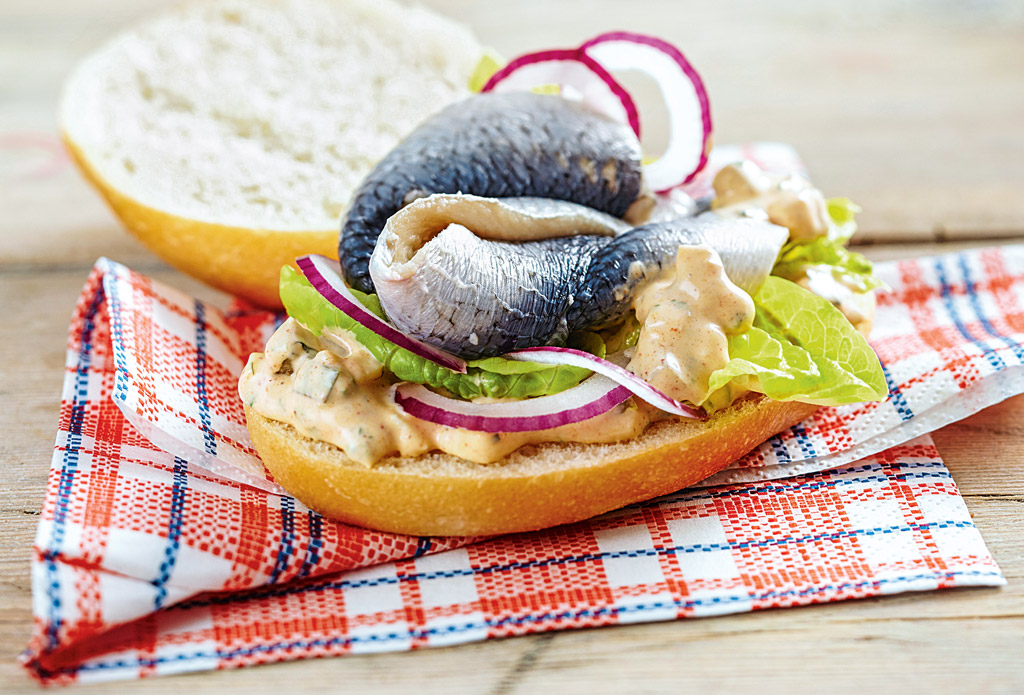 Heringe lassen sich auf verschiedenen Wegen zubereiten. Hier auf dem Bild: frisches Heringsbrötchen! Foto: BLINKER/R. Schwarzer