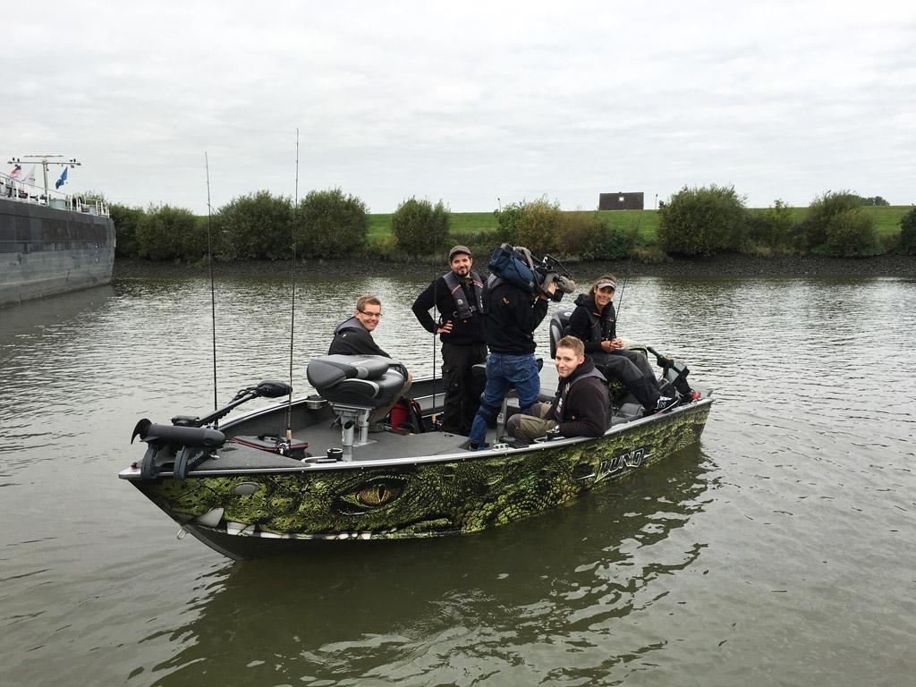 Das Kamerateam von Spiegel TV Wissen begleitetet Natsch Hussein und ihre Gäste auf der Elbe zum Zanderangeln. © SPIEGEL TV