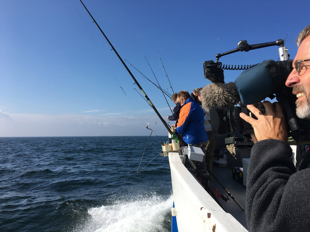 Bei bestem Wetter ging es für zahlreiche Meeresangler auf die Ostsee zum Plattfischangeln. Trotz widriger Temperaturen konnte Jan Fische vor der Kamera präsentieren. © SPIEGEL TV
