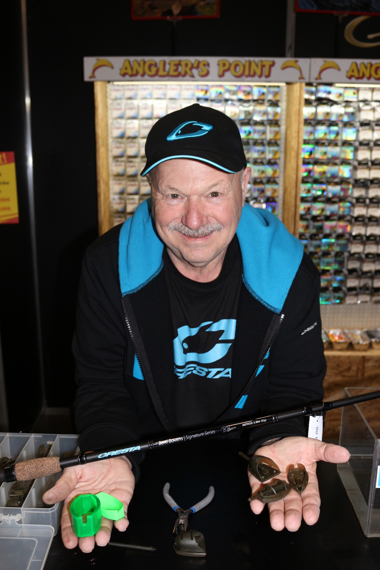 Cresta heißt die neue Friedfischmarke von Spro. Teamangler Berti Bovens zeigt unterschiedliche Futterkörbe und Pellet-Formen aus dem Angebot sowie seine neue Berti-Bovens Signature-Feederute. Foto: A. Pawlitzki