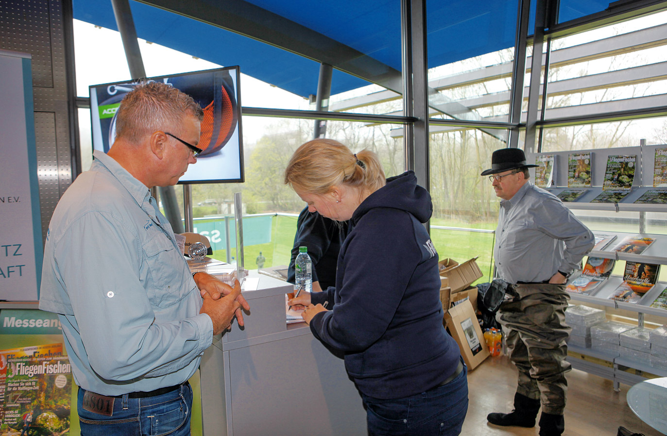 Am FliegenFischen-Messestand stehen Ihnen unsere Redakteure bei allen Fragen helfend zur Seite. Sprechen Sie uns einfach an. Wir freuen uns auf ihren Besuch! Foto: FliegenFischen
