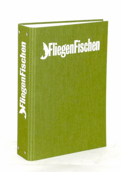 So sehen sie aus, die Sammelmappen für FliegenFischen, klassischer Look, grün mit Leinen-Einband. Perfekt passend zu den alten Sammelordnern.