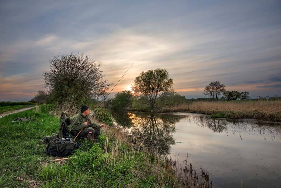 Die ersten milden Temperaturen laden zum Aalangeln ein. Da man jedoch in den flachen Uferbereichen fischt, sollte man dementsprechend laute Geräusche und Erschütterungen unbedingt vermeiden. Foto: BLINKER/W. Krause