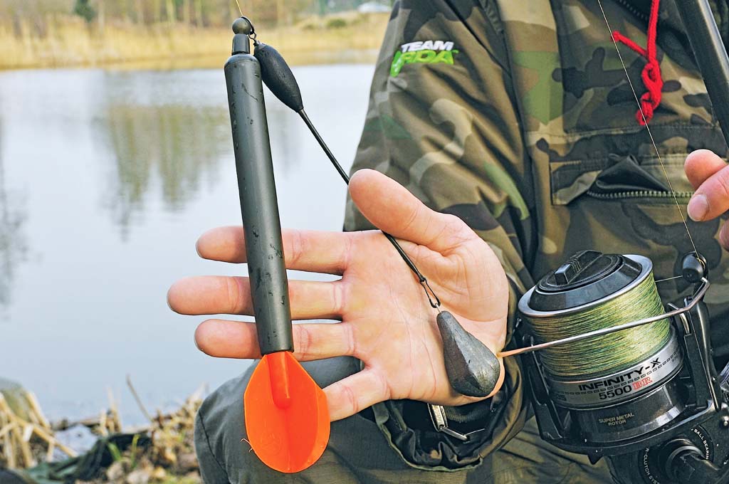 Lotpose mit Lotblei für Schlammgrund. Der Schwimmkörper verhindert ein zu tiefes Eindringen des Bleies in den Schlamm. Foto: AW