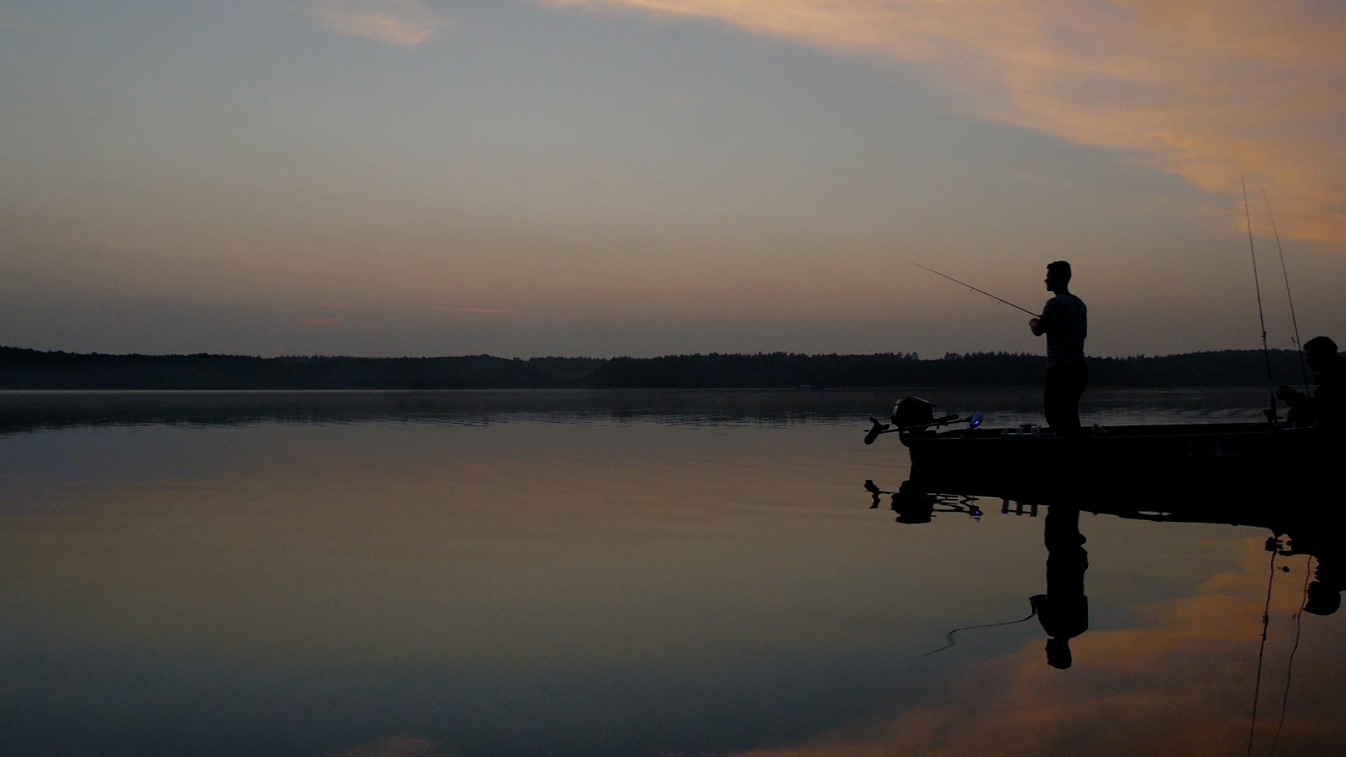 Die frühen Morgenstunden sind besonders im Sommer eine heiße Zeit zum Barschangeln. Foto: Fischköppe