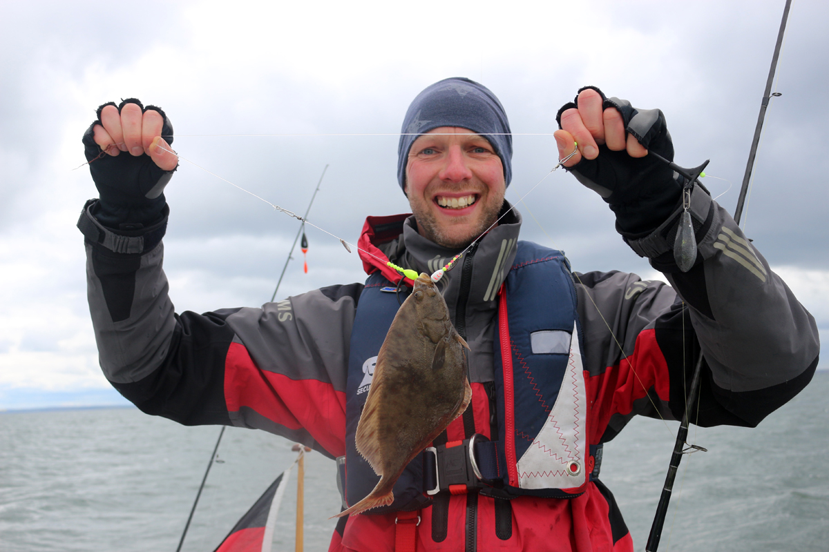 Manchmal sind Plattfische so gierig, dass sie gleich zwei Köder an den Haken des Paternosters nehmen. Foto: BLINKER/A. Pawlitzki